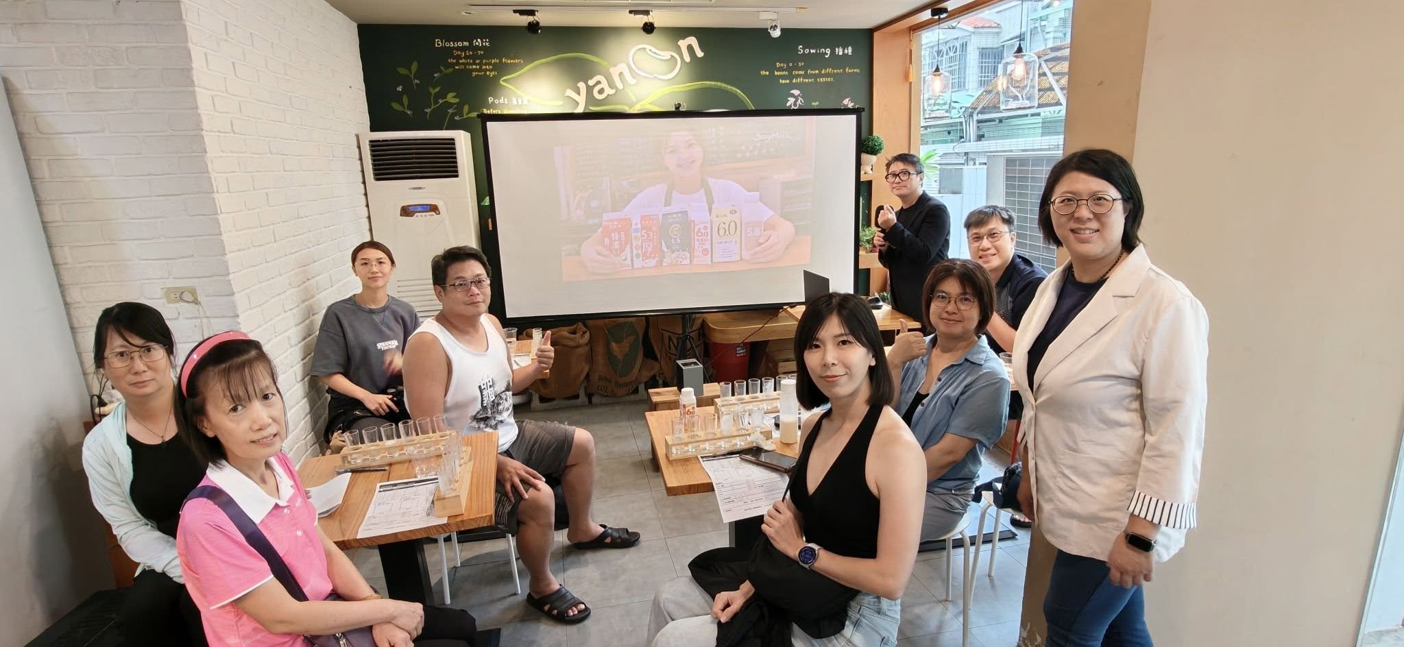 懂喝學堂第一堂現場，學員在品飲桌前合影