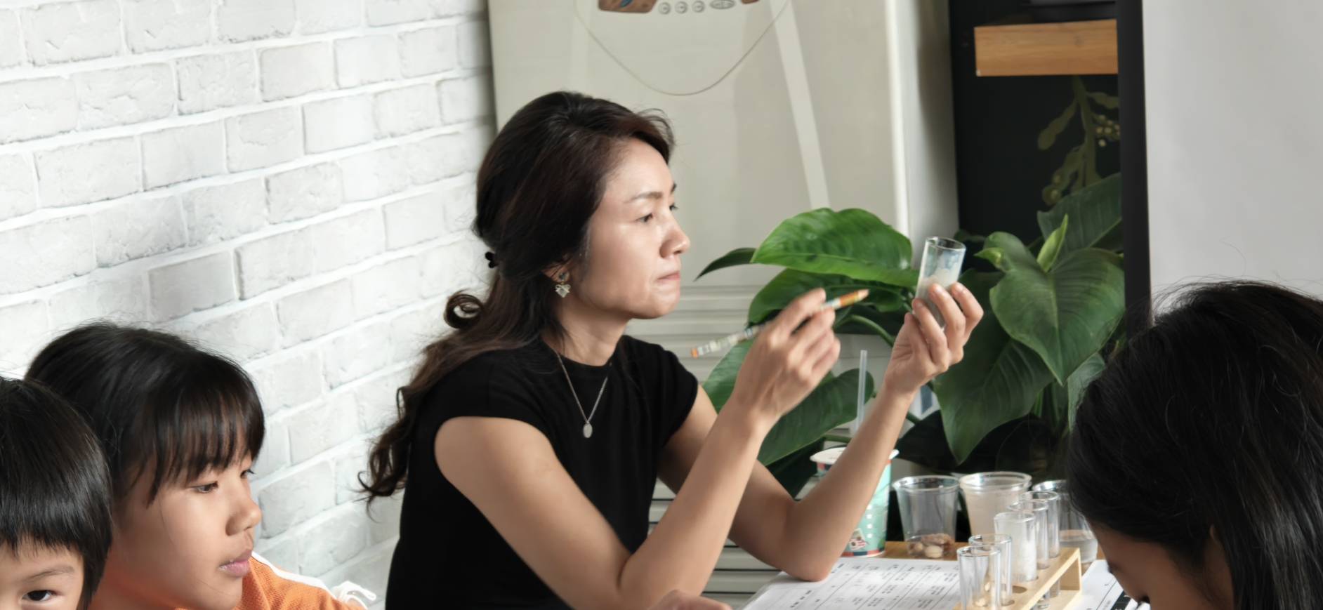 學員把杯子舉起來觀察黑豆漿的顏色與掛杯