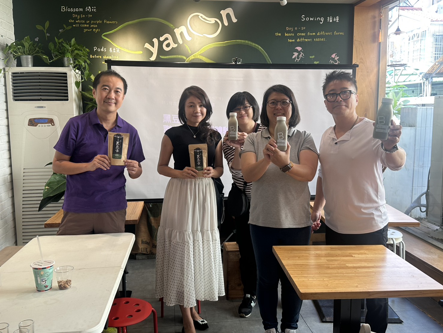 塑膠中心、耶濃與易珈生技合影,手持聯名黑豆豆漿與黑豆水